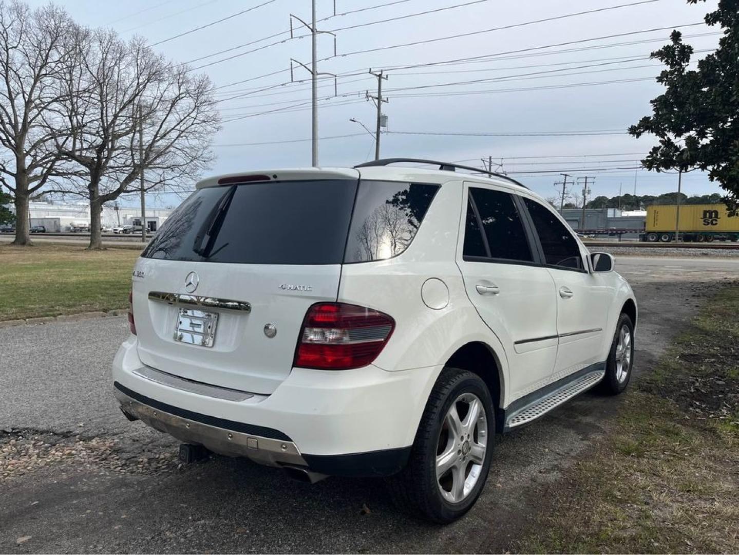 2008 WHITE /Tan Mercedes-Benz M-Class ML350 (4JGBB86E48A) with an 3.5L V6 DOHC 24V engine, 7-Speed Automatic Overdrive transmission, located at 5700 Curlew Drive, Norfolk, VA, 23502, (757) 455-6330, 36.841885, -76.209412 - Photo#3